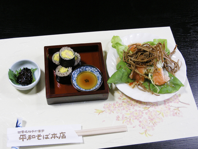 おまかせ前菜　左から「そば味噌」「そば寿司」「そばサラダ」