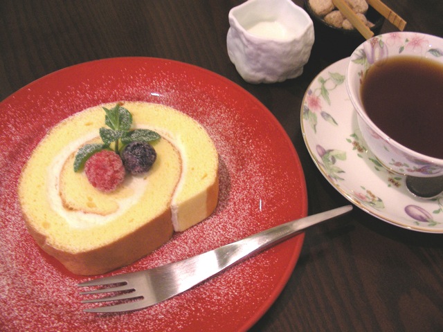 naka蔵特製のロールケーキ