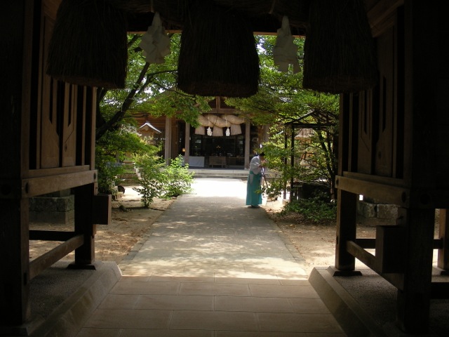 長浜神社の境内、正面に拝殿