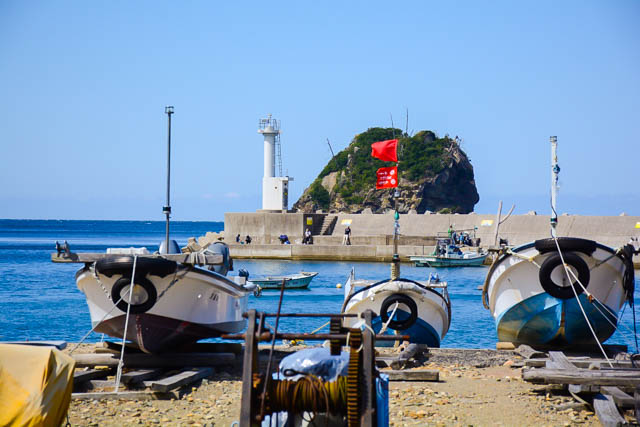 小さな鷺浦の漁港、どの路地からも見える小さな白い灯台