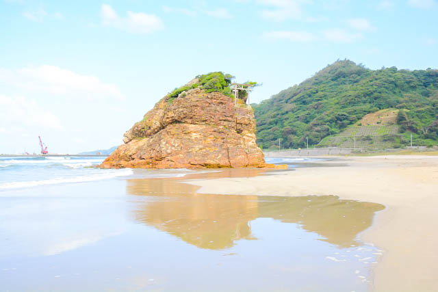 稲佐の浜は美しい白砂が広がり、弁天島には近年参拝者が増えている