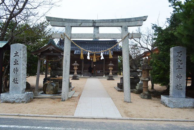 鳥居の左右に石柱、右に立虫神社、左が万九千神社と彫られている