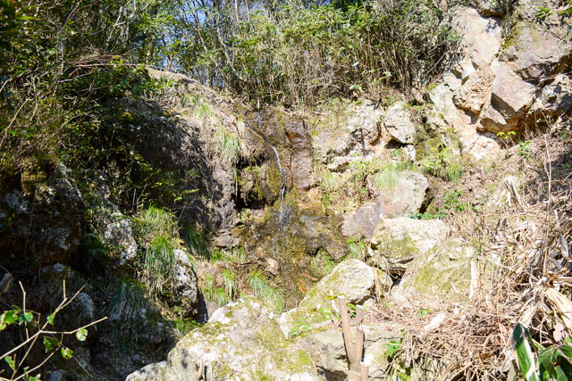磐座の近くにある滝