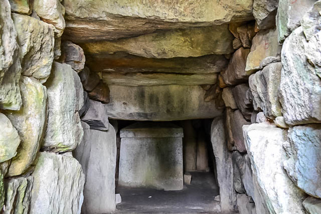 いくつもの大きな石でできた石室の奥に石棺が見える