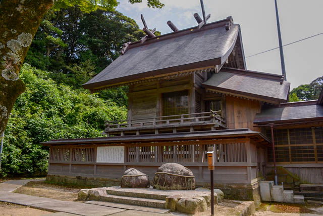 ひふち神社本殿の傍にある二つの丸石、大きい方は直径１mぐらい