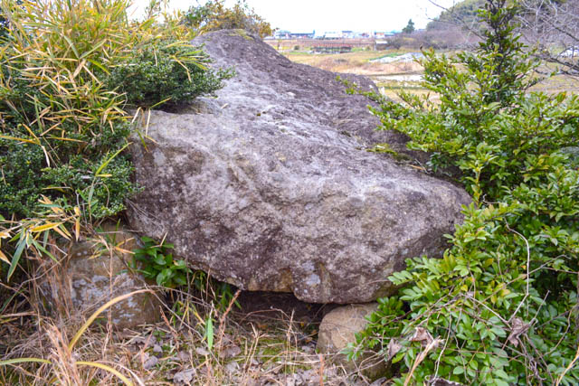 たたみ2畳ほどもあろうかという平たい岩が、数個の石で支えられ横たわっている。