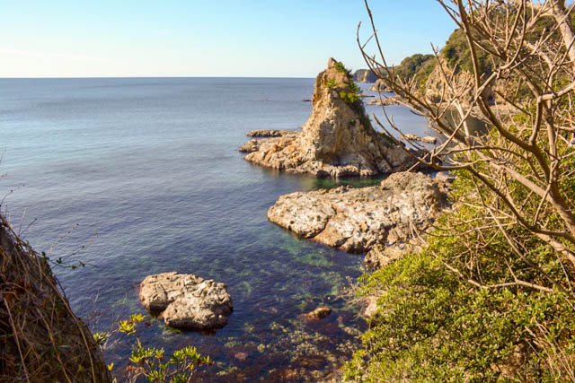 三角形をした筆投島の近くに小さな平らで丸い岩がある。