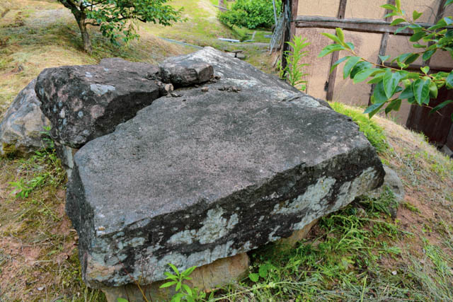 厚さ３０センチぐらいの板状の石