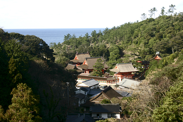 日御碕街道から見える日御碕神社